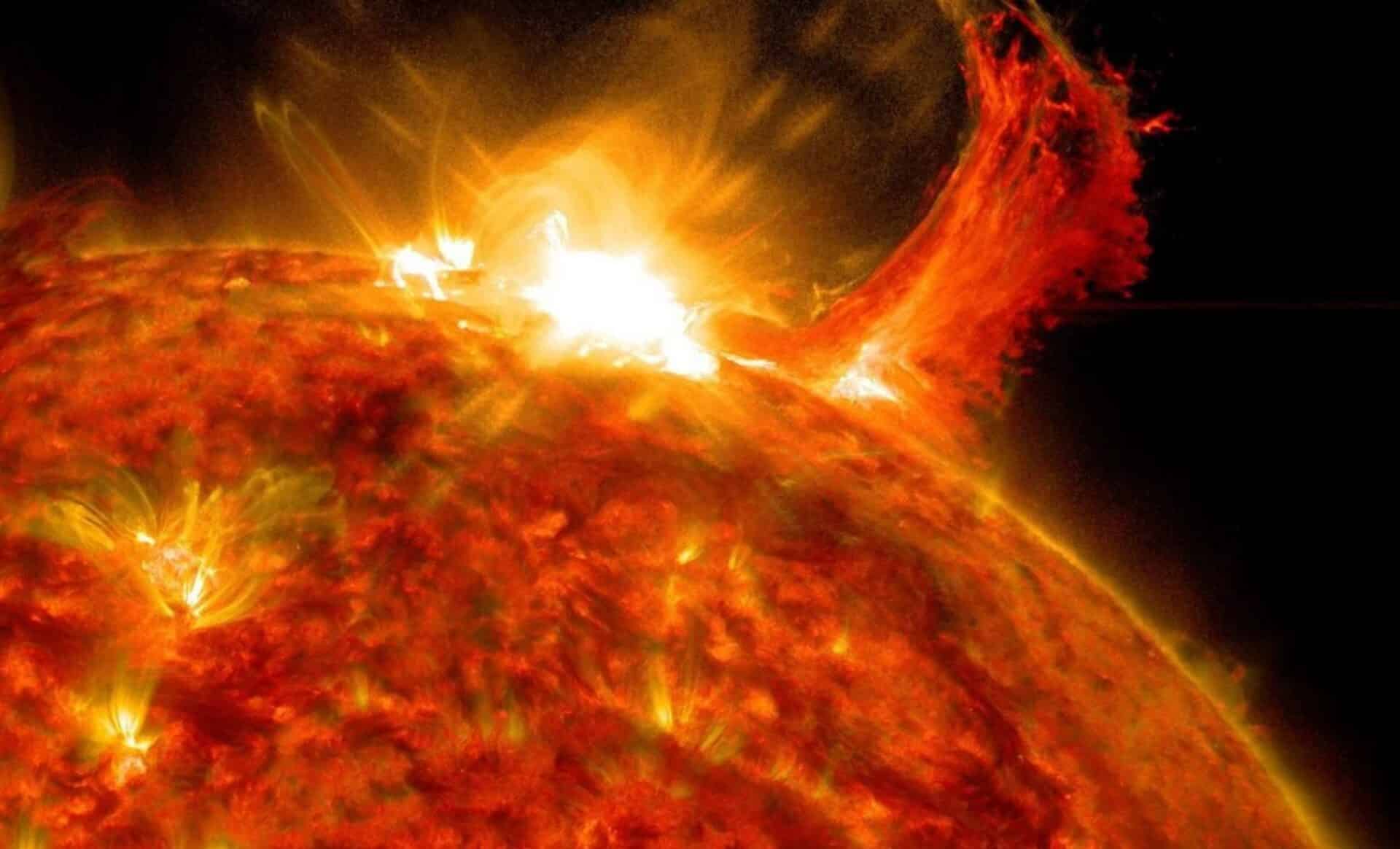 Une Tempête Solaire Intense À Approche De La Terre